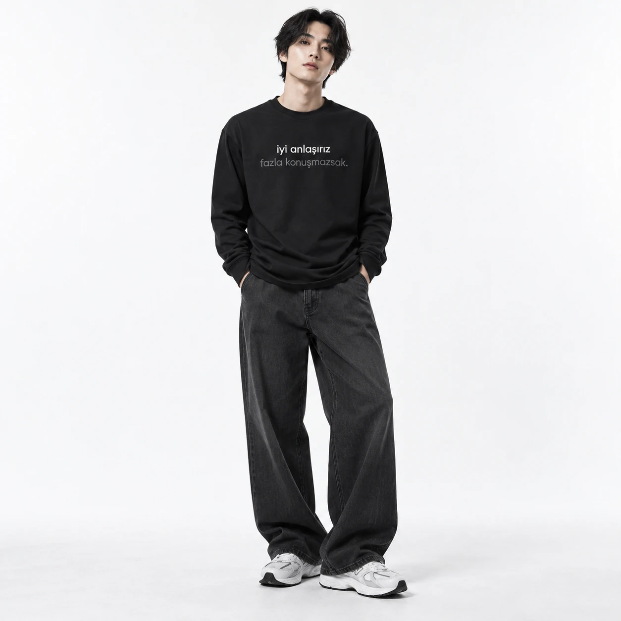 Siyah RZO sweatshirt giyen model