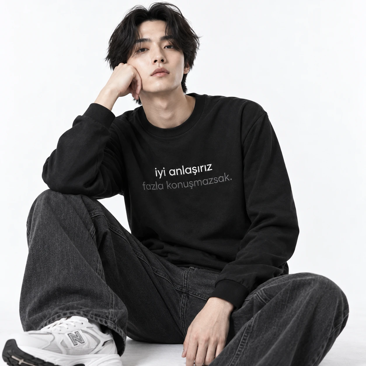 Siyah sweatshirt ile oturan model