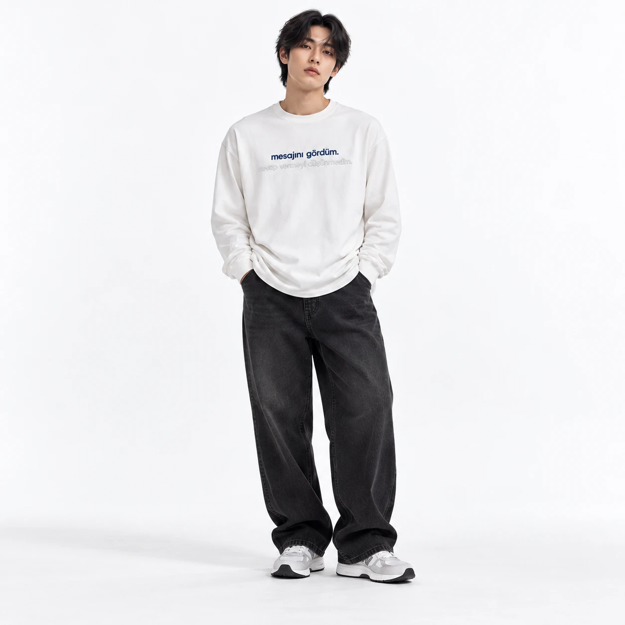 Beyaz RZO sweatshirt giyen model