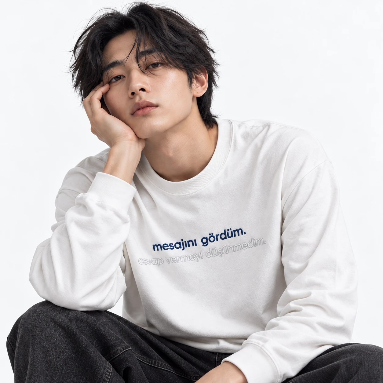 Beyaz sweatshirt ile oturan model